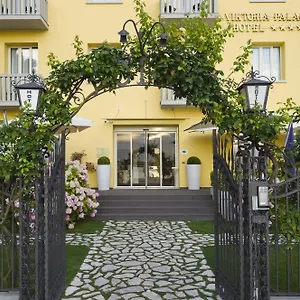 https://viktoria-palace.hotelslidodijesolo.com